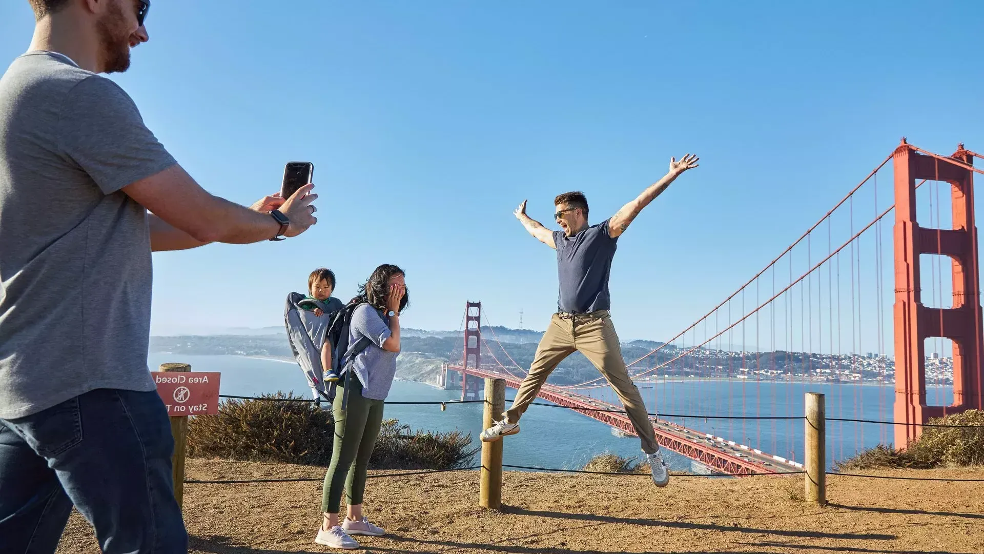 Un groupe prenant des photos au Golden Gate Bridge